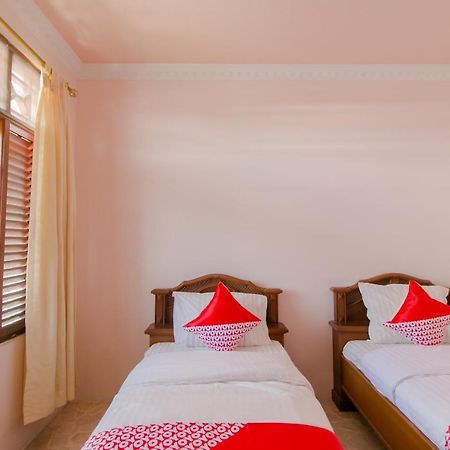 Oyo 2858 Vafa Guesthouse Чианджур Екстериор снимка