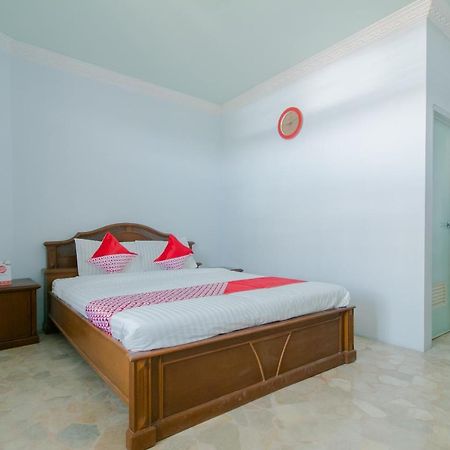 Oyo 2858 Vafa Guesthouse Чианджур Екстериор снимка
