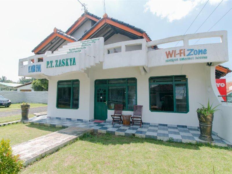 Oyo 2858 Vafa Guesthouse Чианджур Екстериор снимка