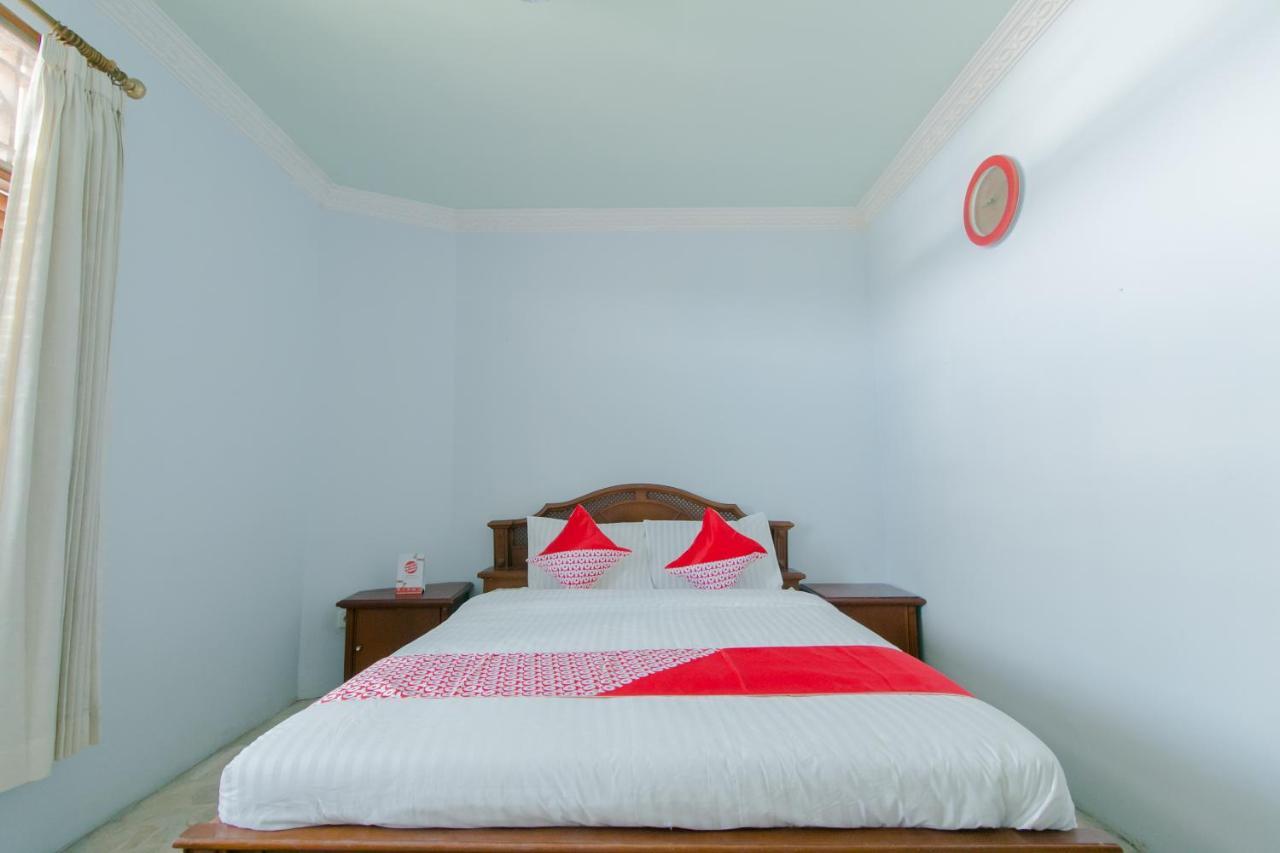 Oyo 2858 Vafa Guesthouse Чианджур Екстериор снимка