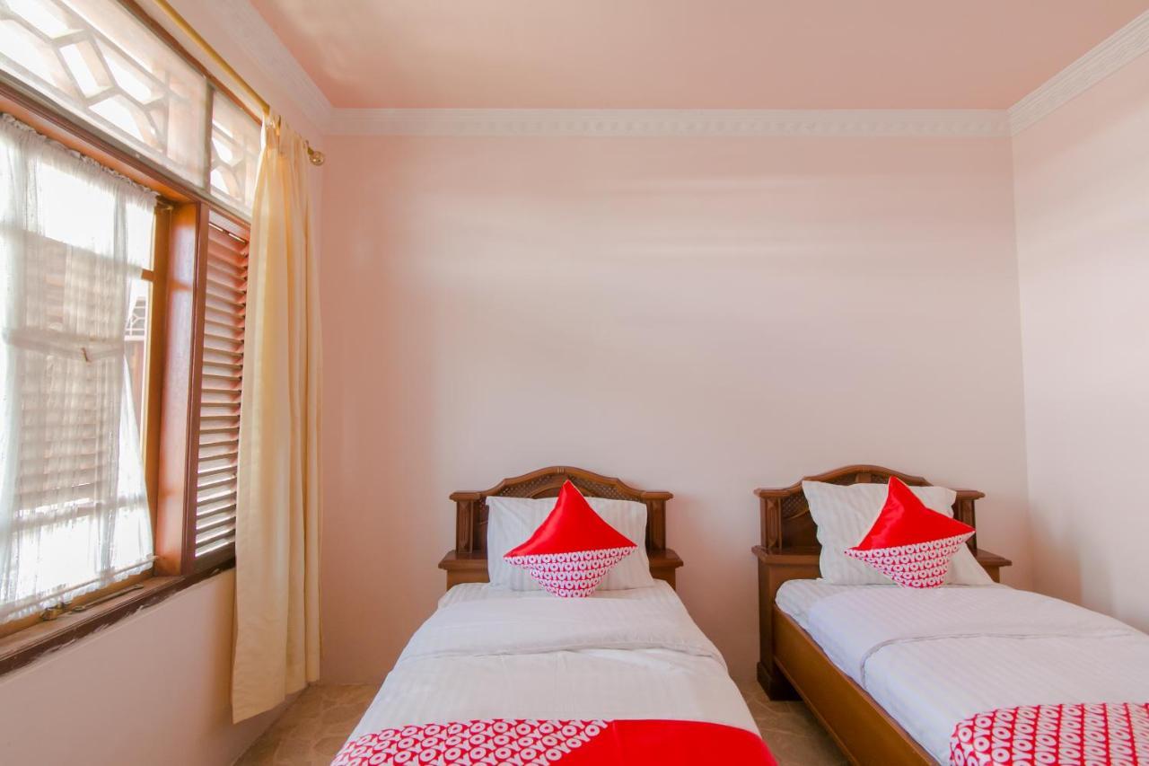 Oyo 2858 Vafa Guesthouse Чианджур Екстериор снимка