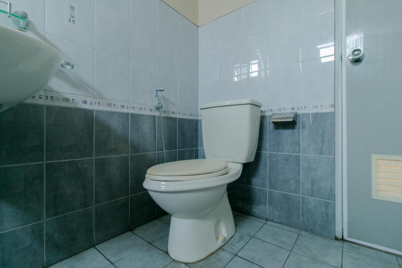 Oyo 2858 Vafa Guesthouse Чианджур Екстериор снимка