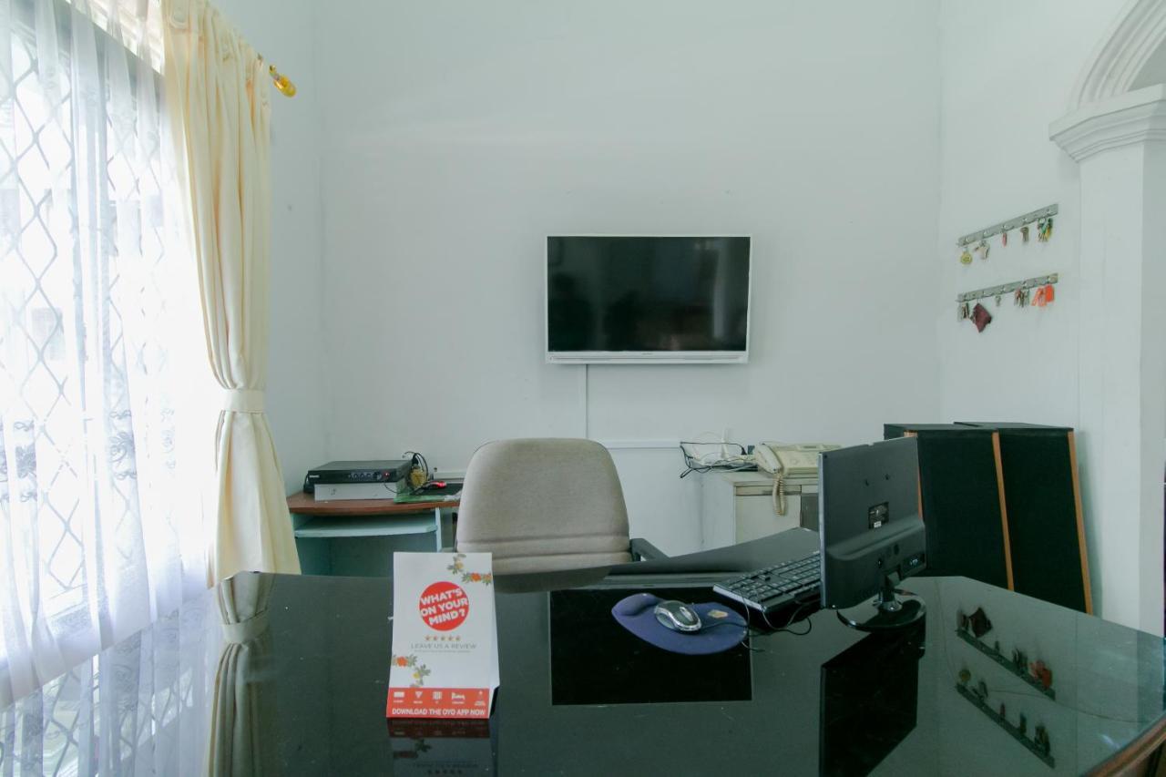 Oyo 2858 Vafa Guesthouse Чианджур Екстериор снимка