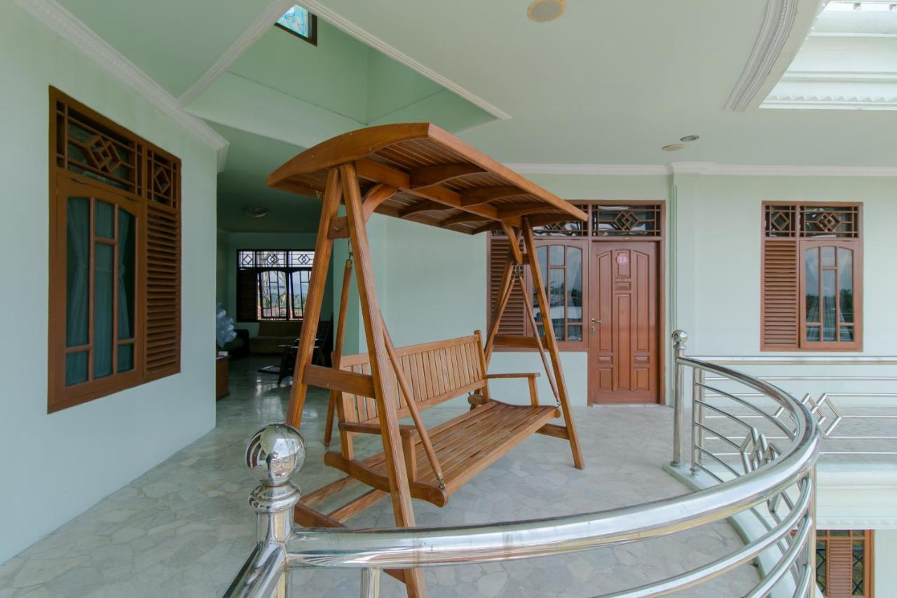 Oyo 2858 Vafa Guesthouse Чианджур Екстериор снимка