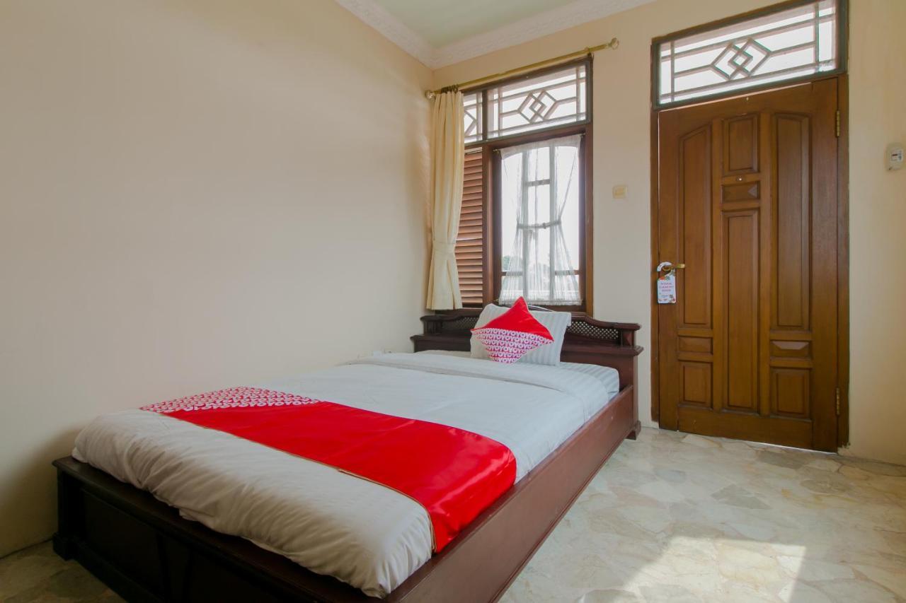 Oyo 2858 Vafa Guesthouse Чианджур Екстериор снимка