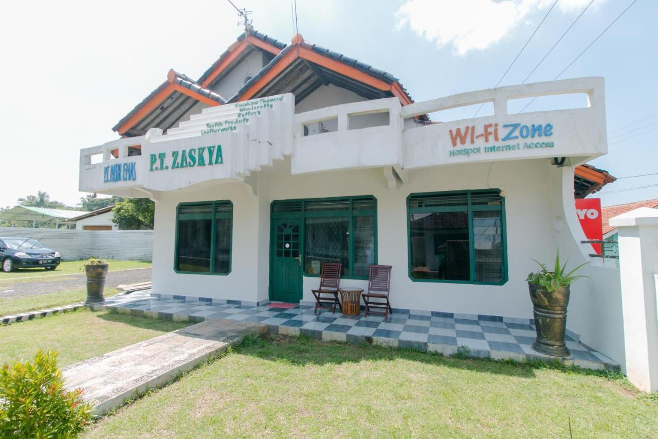 Oyo 2858 Vafa Guesthouse Чианджур Екстериор снимка