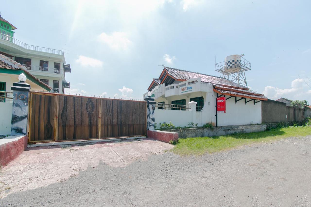 Oyo 2858 Vafa Guesthouse Чианджур Екстериор снимка