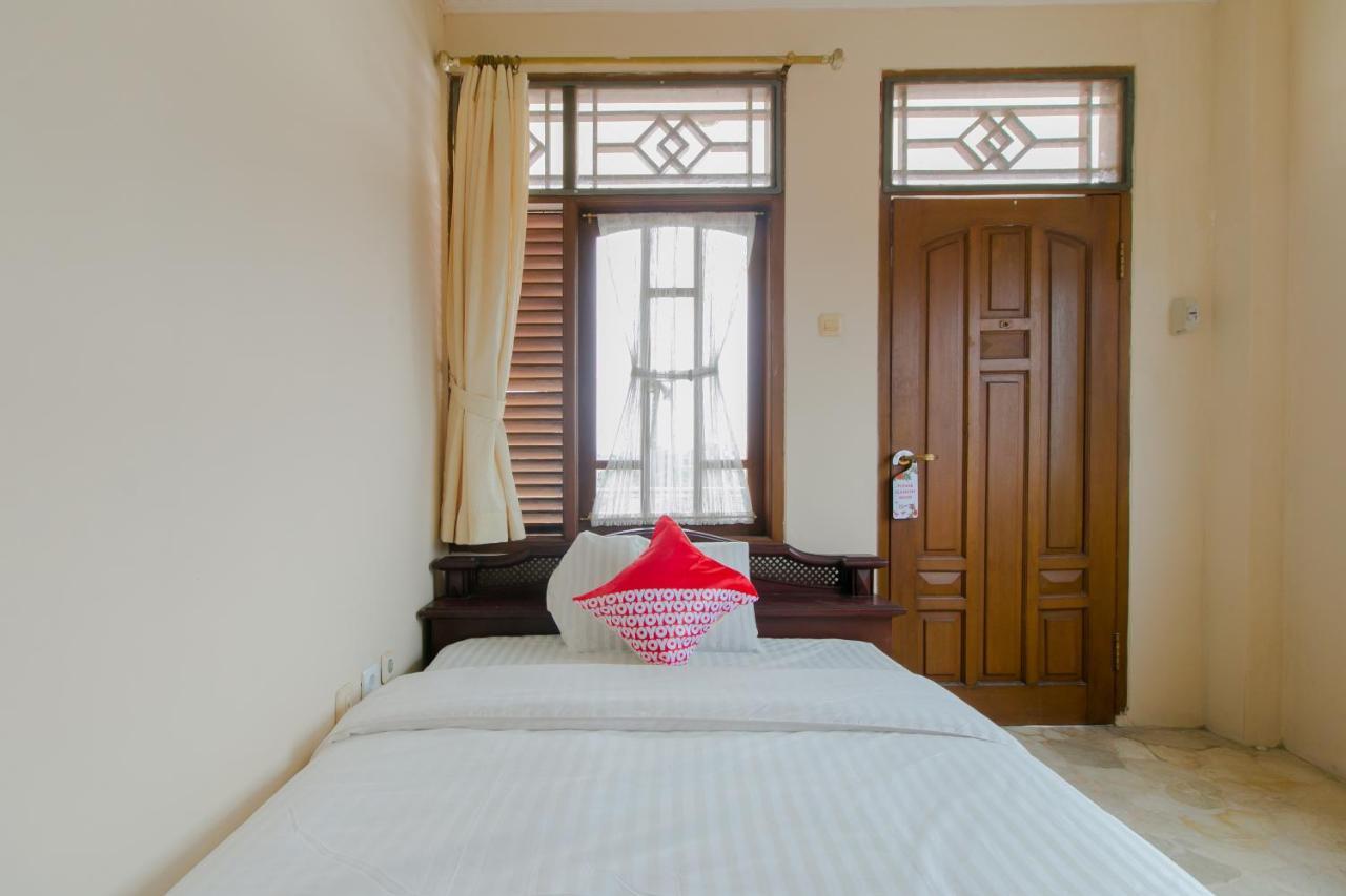 Oyo 2858 Vafa Guesthouse Чианджур Екстериор снимка