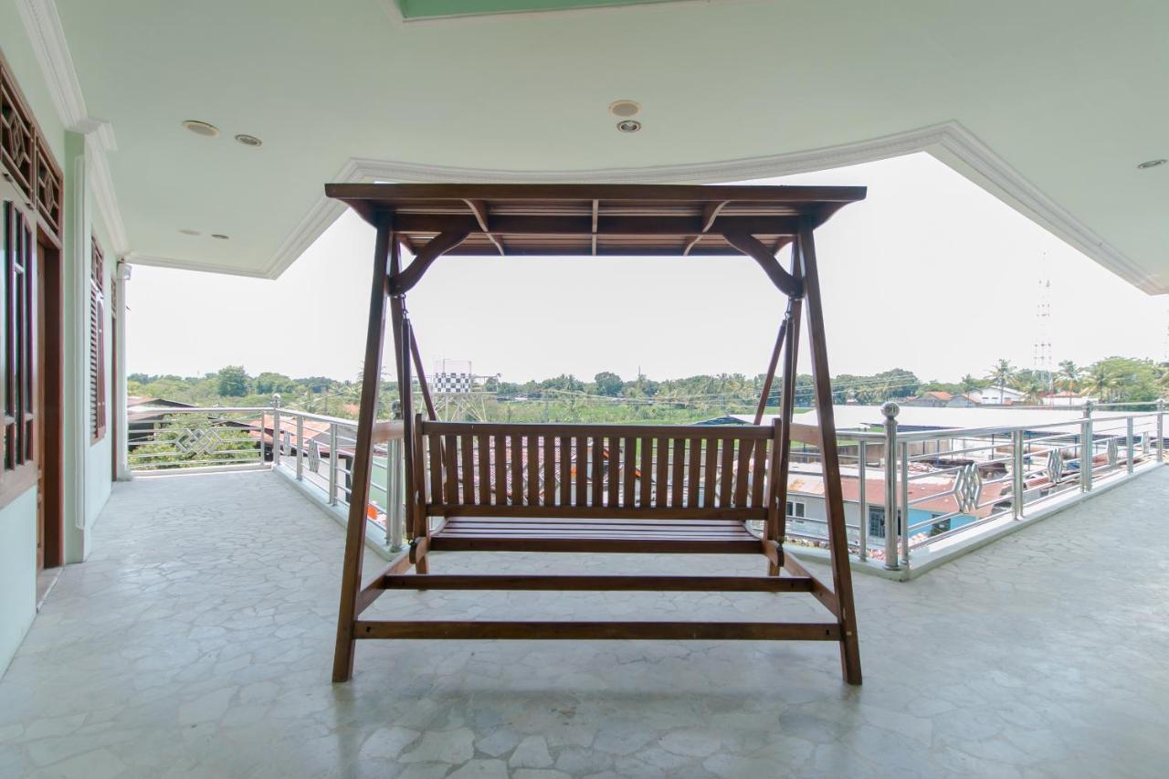 Oyo 2858 Vafa Guesthouse Чианджур Екстериор снимка