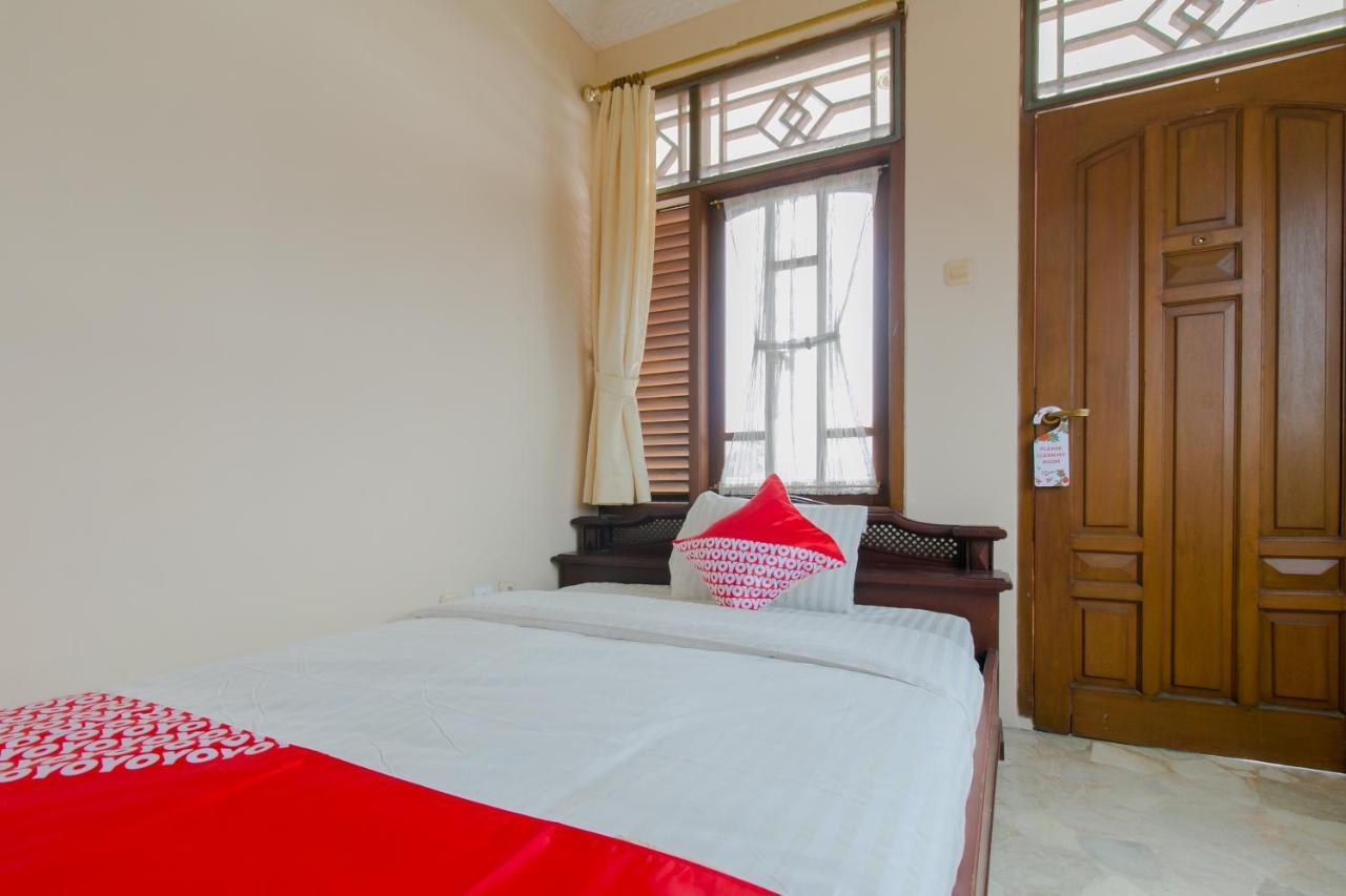 Oyo 2858 Vafa Guesthouse Чианджур Екстериор снимка