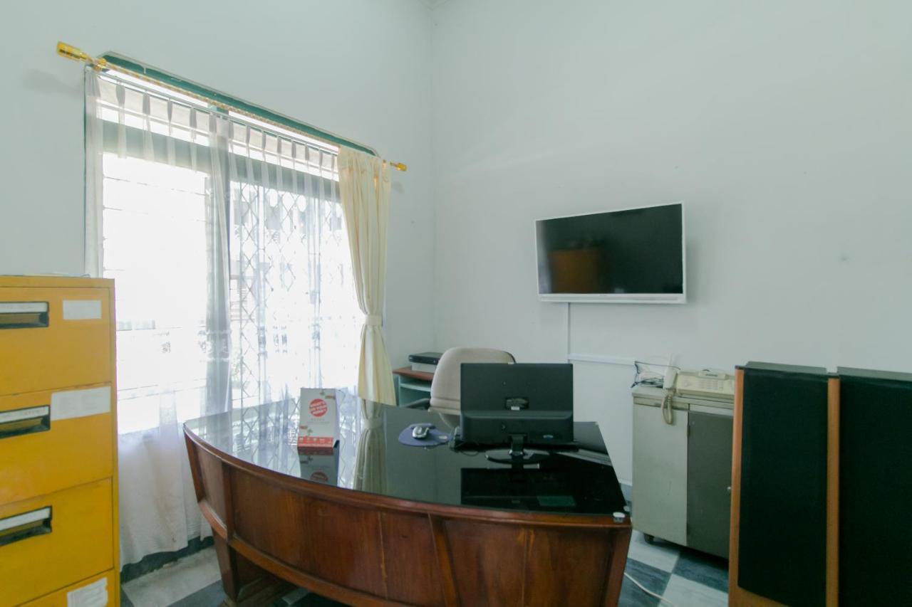 Oyo 2858 Vafa Guesthouse Чианджур Екстериор снимка
