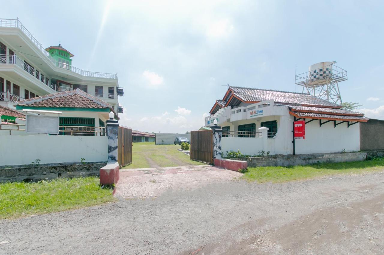 Oyo 2858 Vafa Guesthouse Чианджур Екстериор снимка