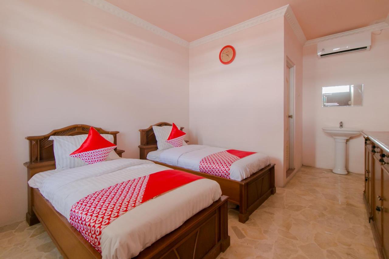 Oyo 2858 Vafa Guesthouse Чианджур Екстериор снимка