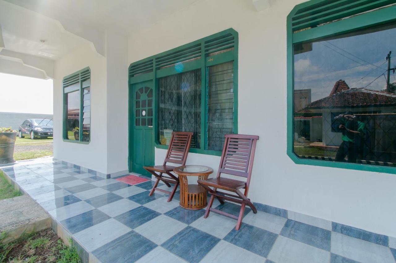 Oyo 2858 Vafa Guesthouse Чианджур Екстериор снимка