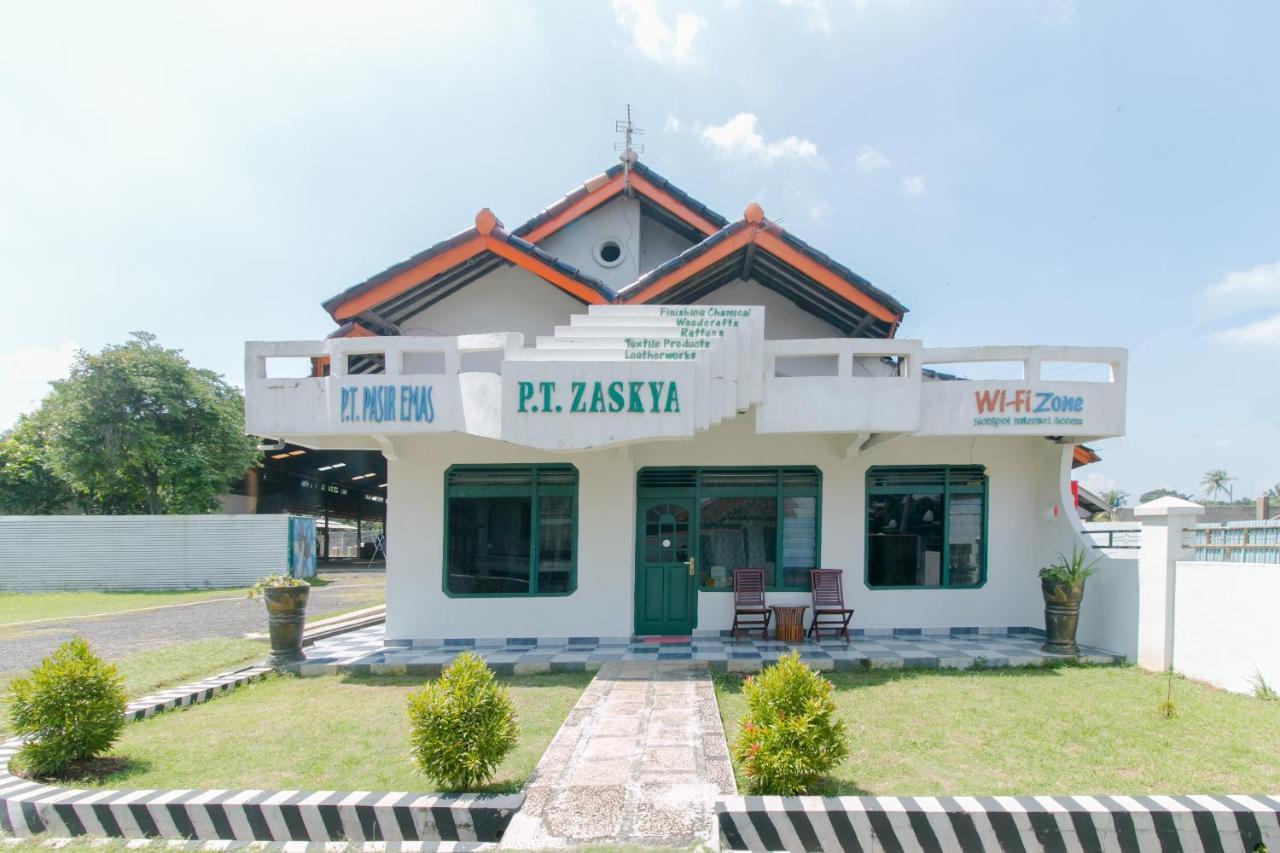 Oyo 2858 Vafa Guesthouse Чианджур Екстериор снимка