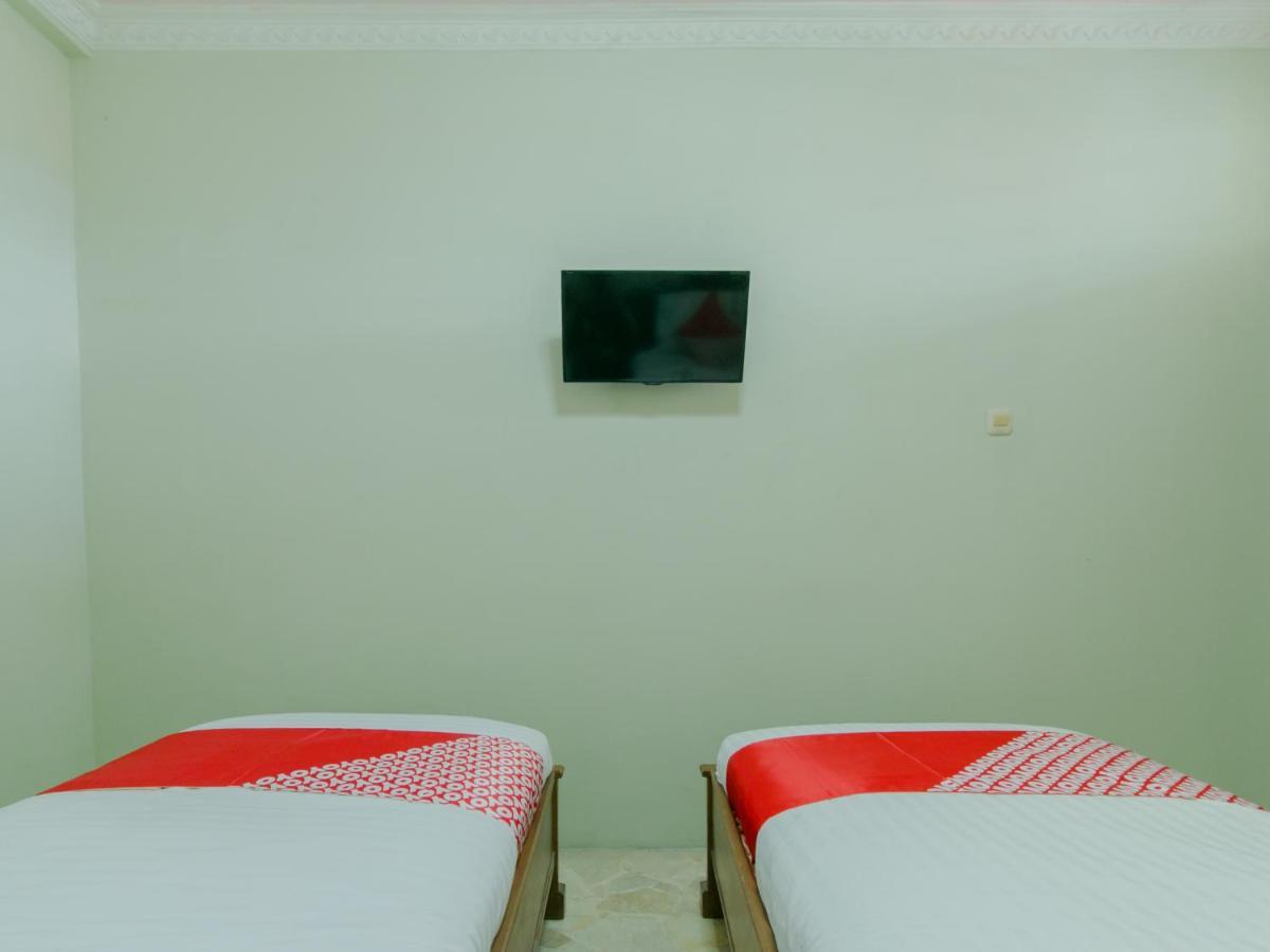 Oyo 2858 Vafa Guesthouse Чианджур Екстериор снимка