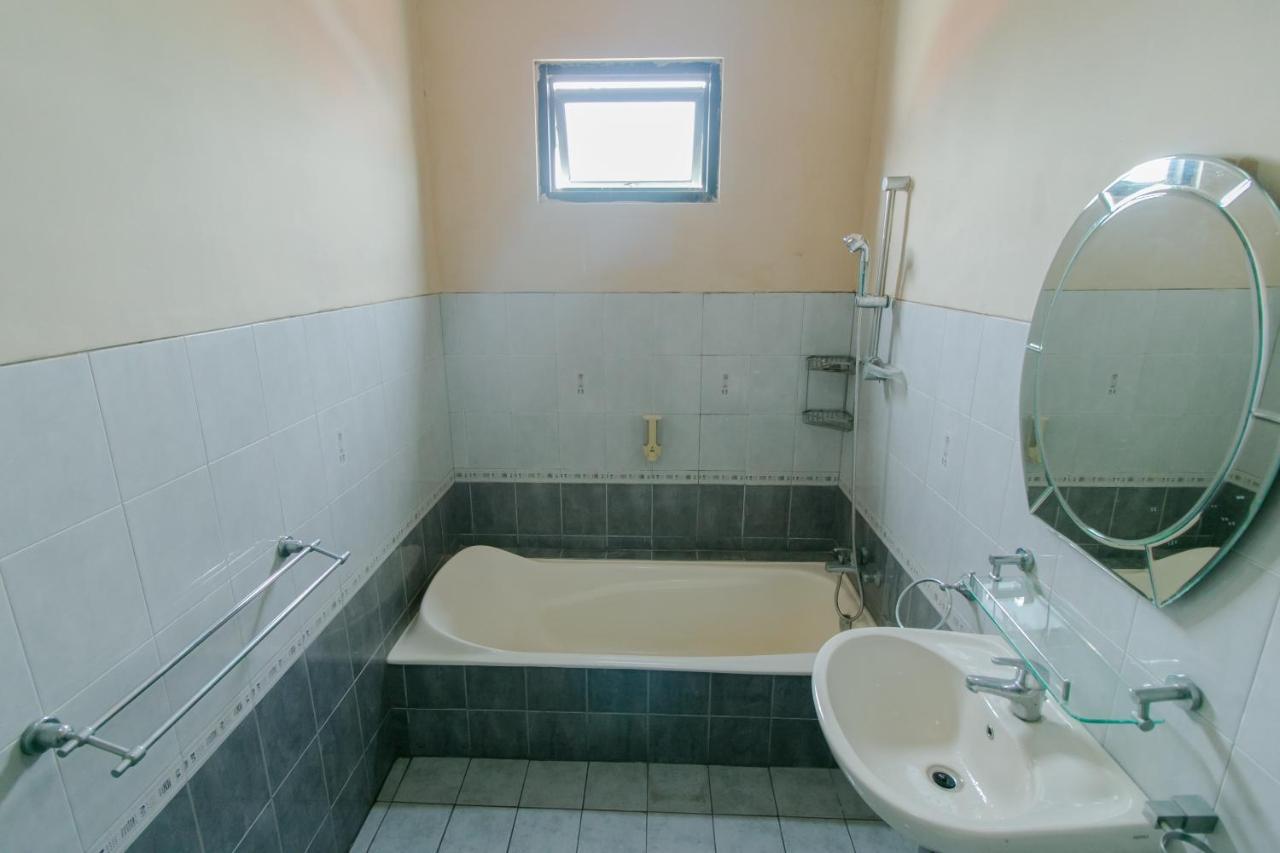 Oyo 2858 Vafa Guesthouse Чианджур Екстериор снимка